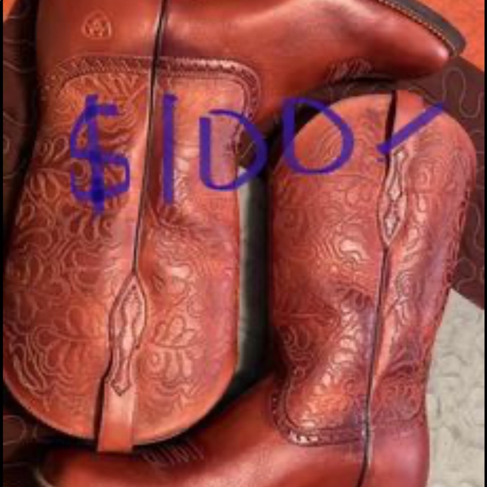 Womens western Ariat boots. Size 9B. Worn very lightly. Excellent condition.